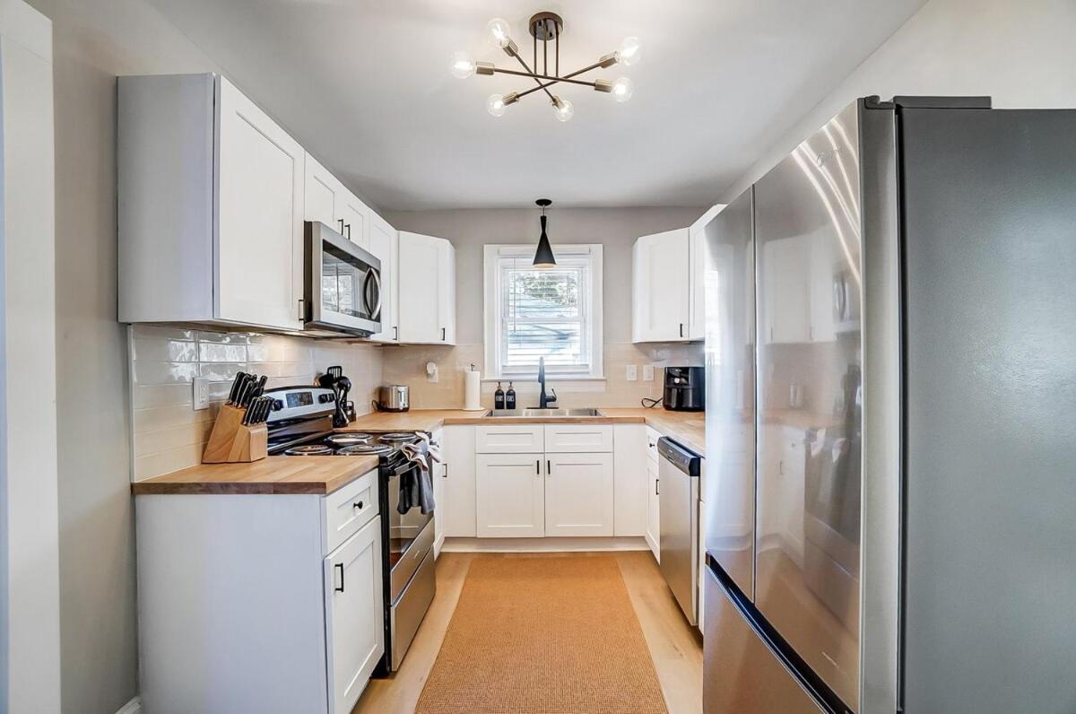 Cozy House W Hot Tub & Big Yard Holiday home Charlotte