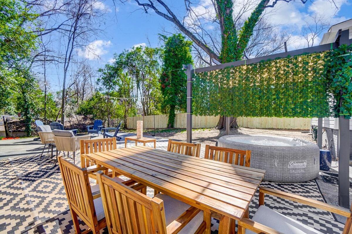 Cozy House W Hot Tub & Big Yard * Charlotte