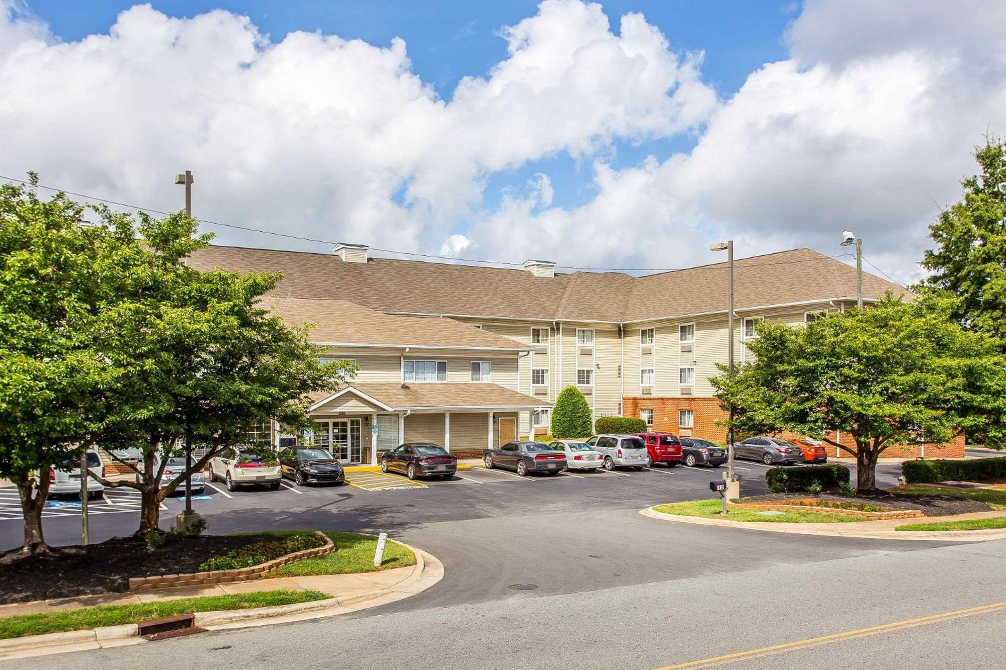 Suburban Near Of North Carolina-charlotte 2*