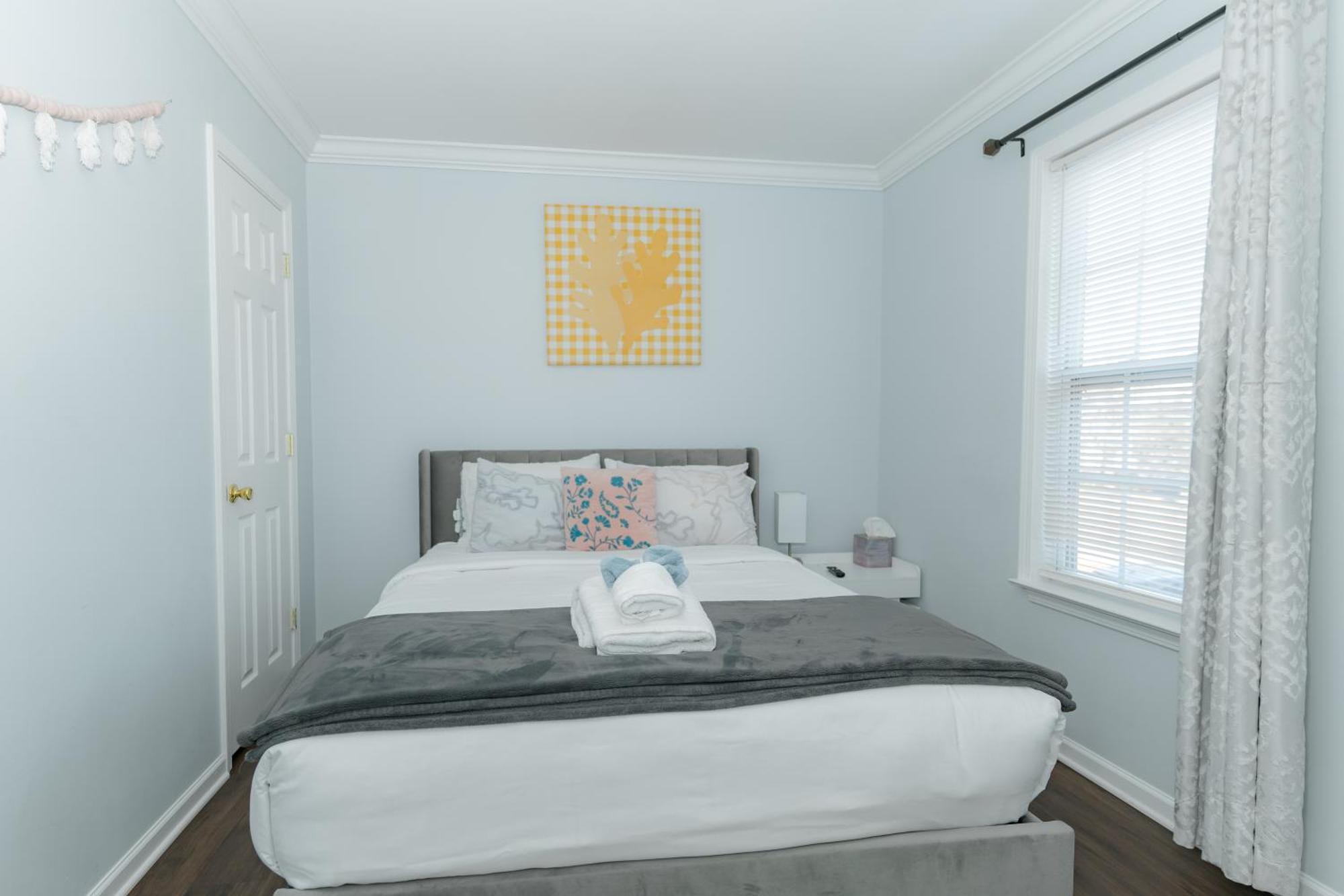 Holiday home Downtown Gem With Fenced Yard, Bbq Grill And Firepit Charlotte
