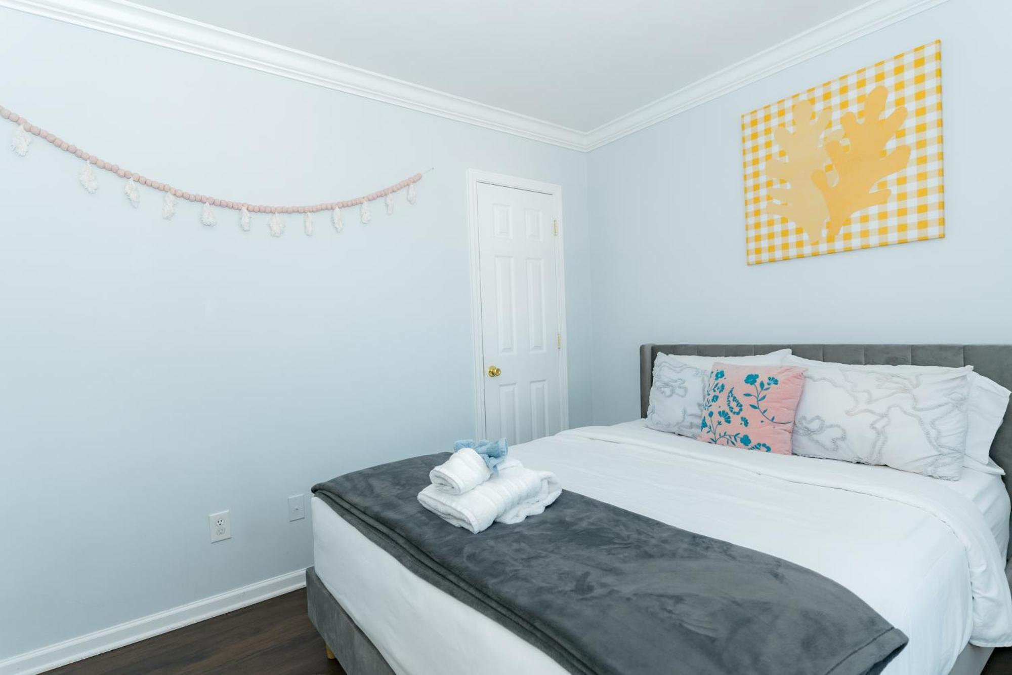 Holiday home Downtown Gem With Fenced Yard, Bbq Grill And Firepit
