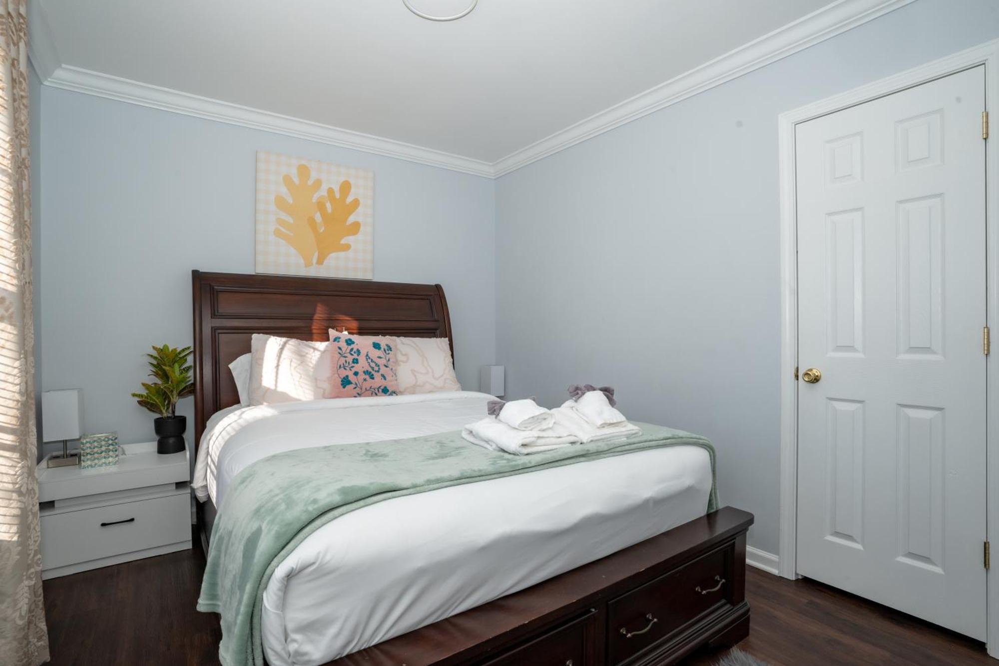 Downtown Gem With Fenced Yard, Bbq Grill And Firepit Holiday home