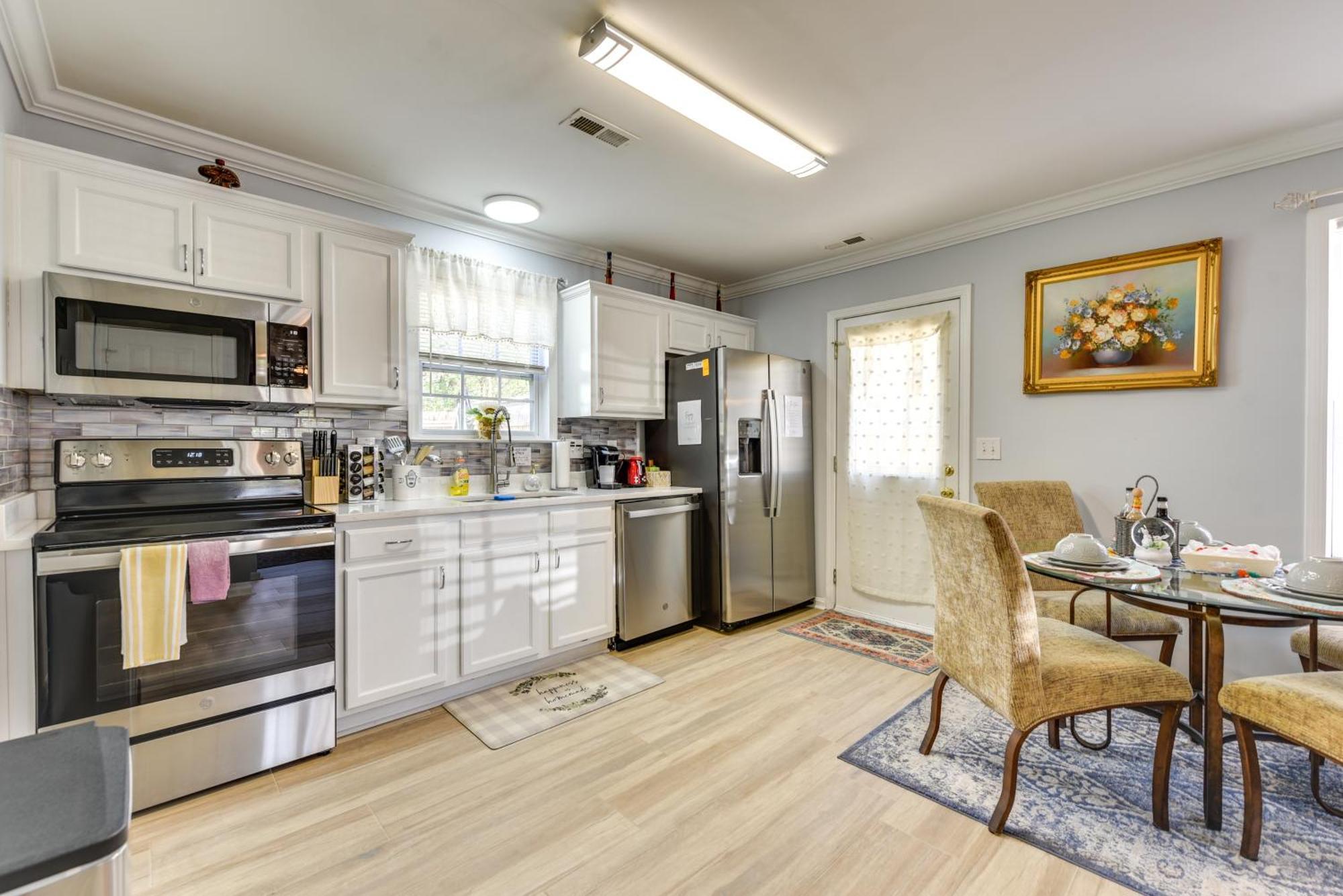 Holiday home Downtown Gem With Fenced Yard, Bbq Grill And Firepit *
