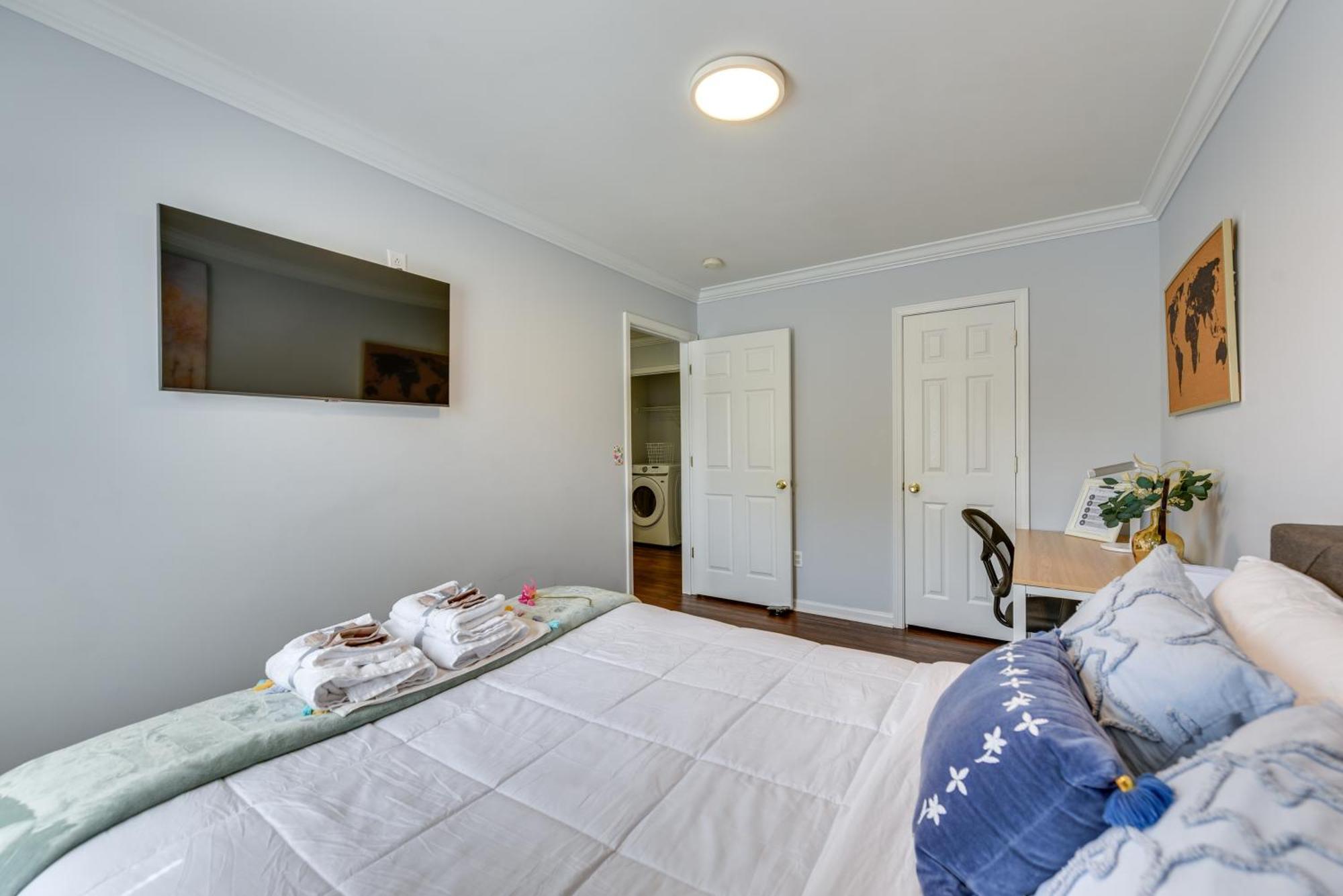 Downtown Gem With Fenced Yard, Bbq Grill And Firepit Holiday home Charlotte