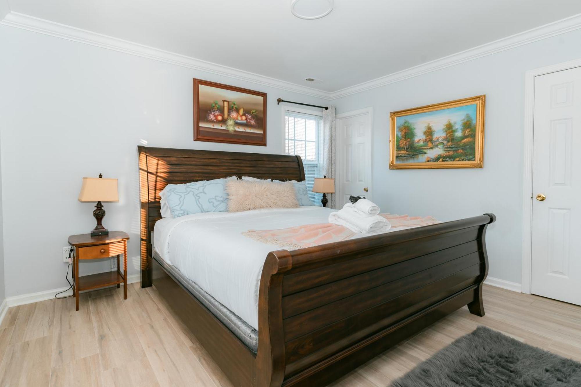 Downtown Gem With Fenced Yard, Bbq Grill And Firepit Holiday home