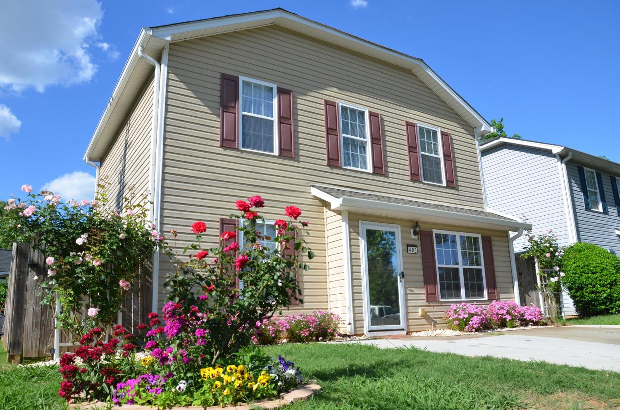 Holiday home Downtown Gem With Fenced Yard, Bbq Grill And Firepit *