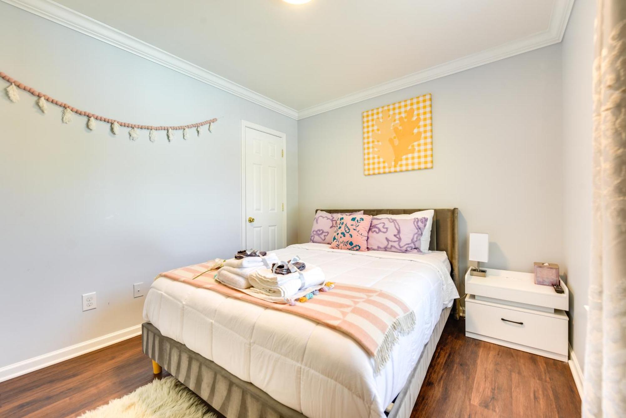 Holiday home Downtown Gem With Fenced Yard, Bbq Grill And Firepit Charlotte