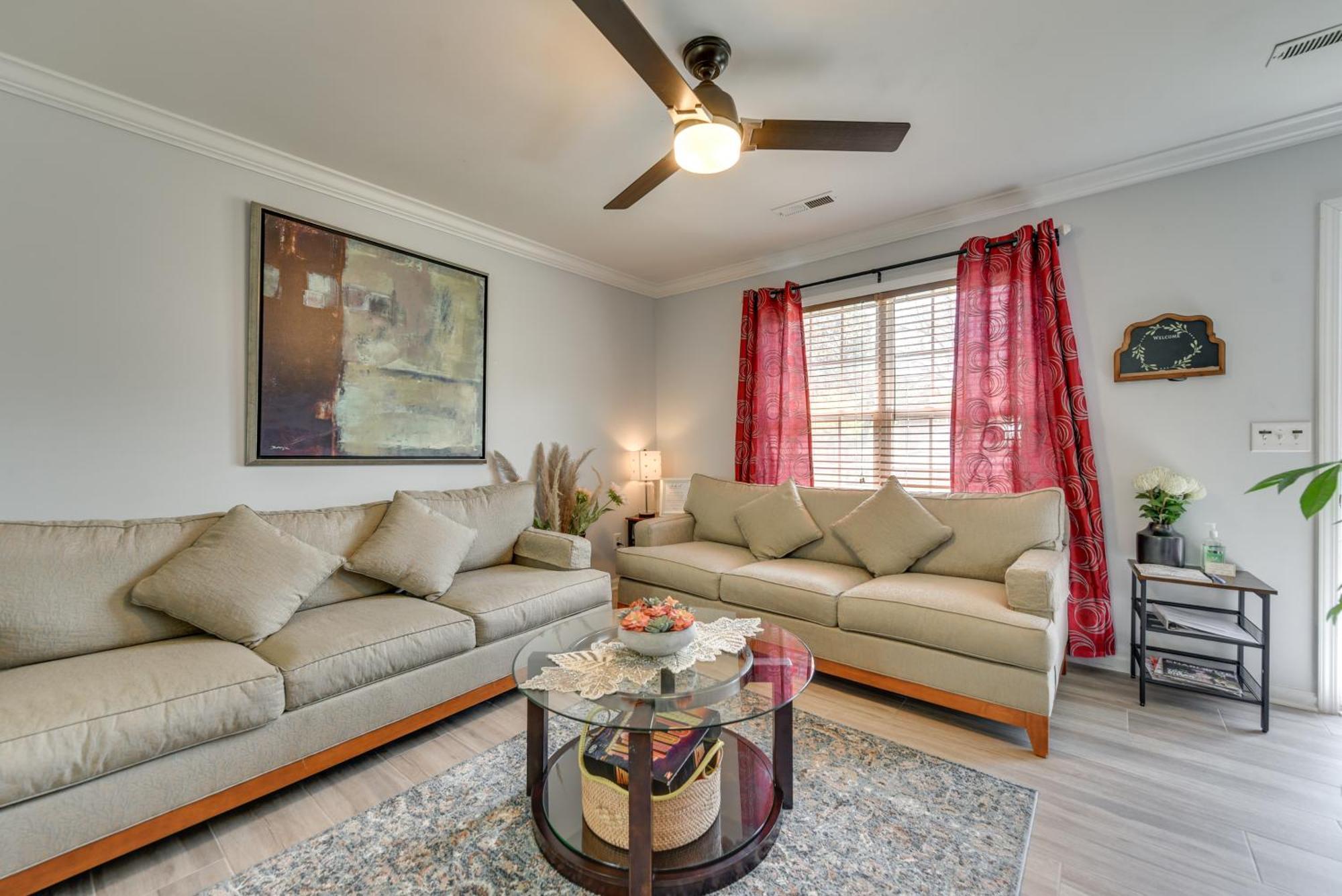 Holiday home Downtown Gem With Fenced Yard, Bbq Grill And Firepit *