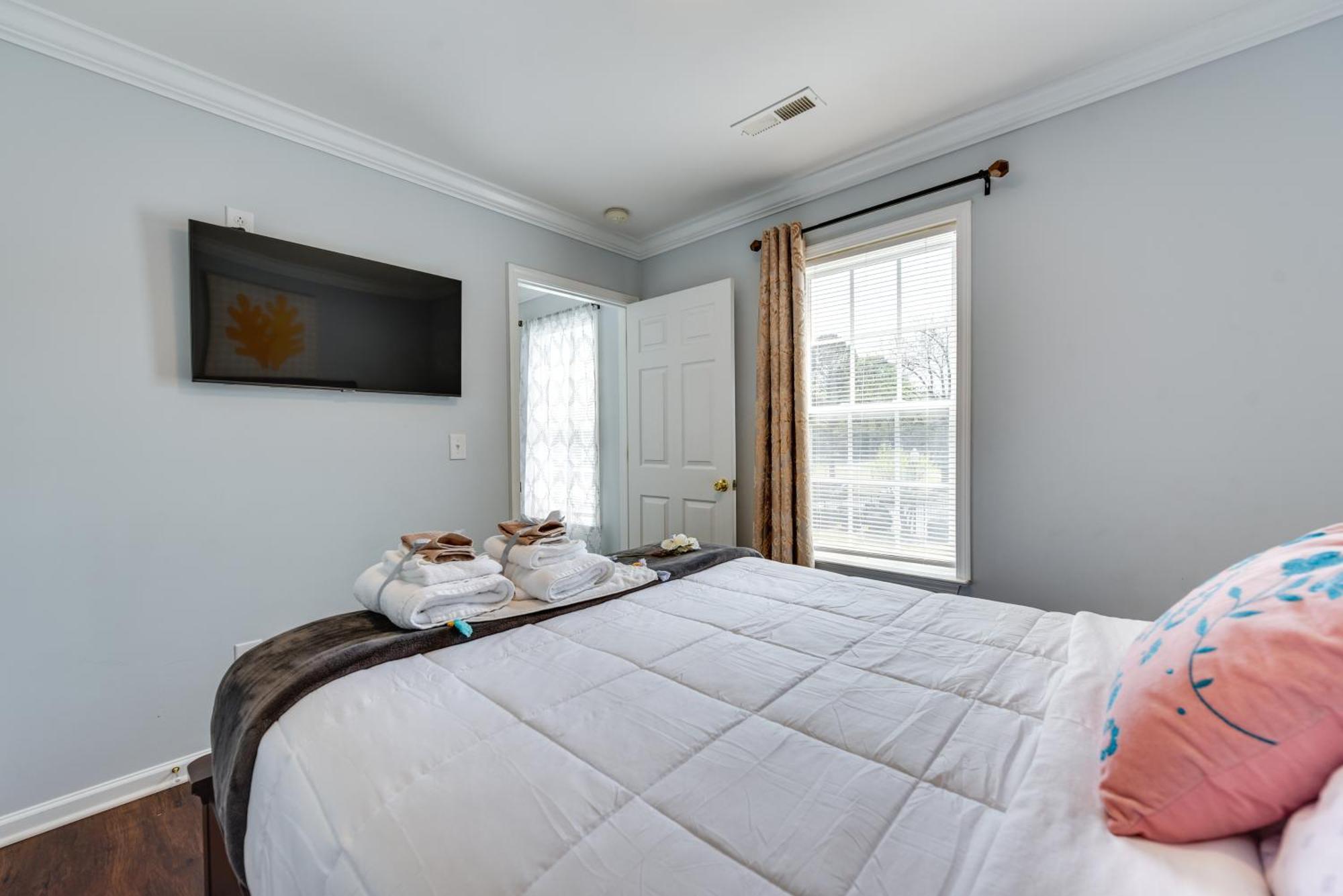 Holiday home Downtown Gem With Fenced Yard, Bbq Grill And Firepit Charlotte