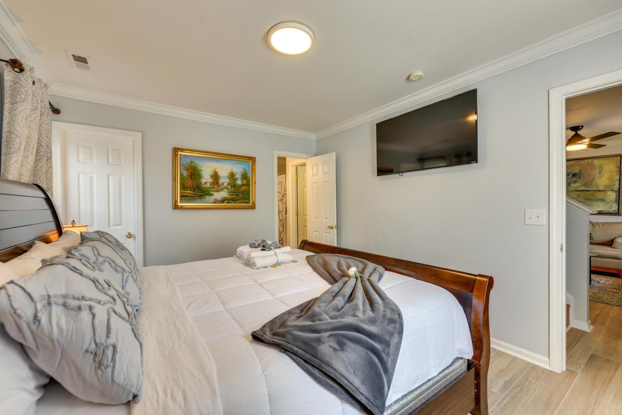 Holiday home Downtown Gem With Fenced Yard, Bbq Grill And Firepit Charlotte