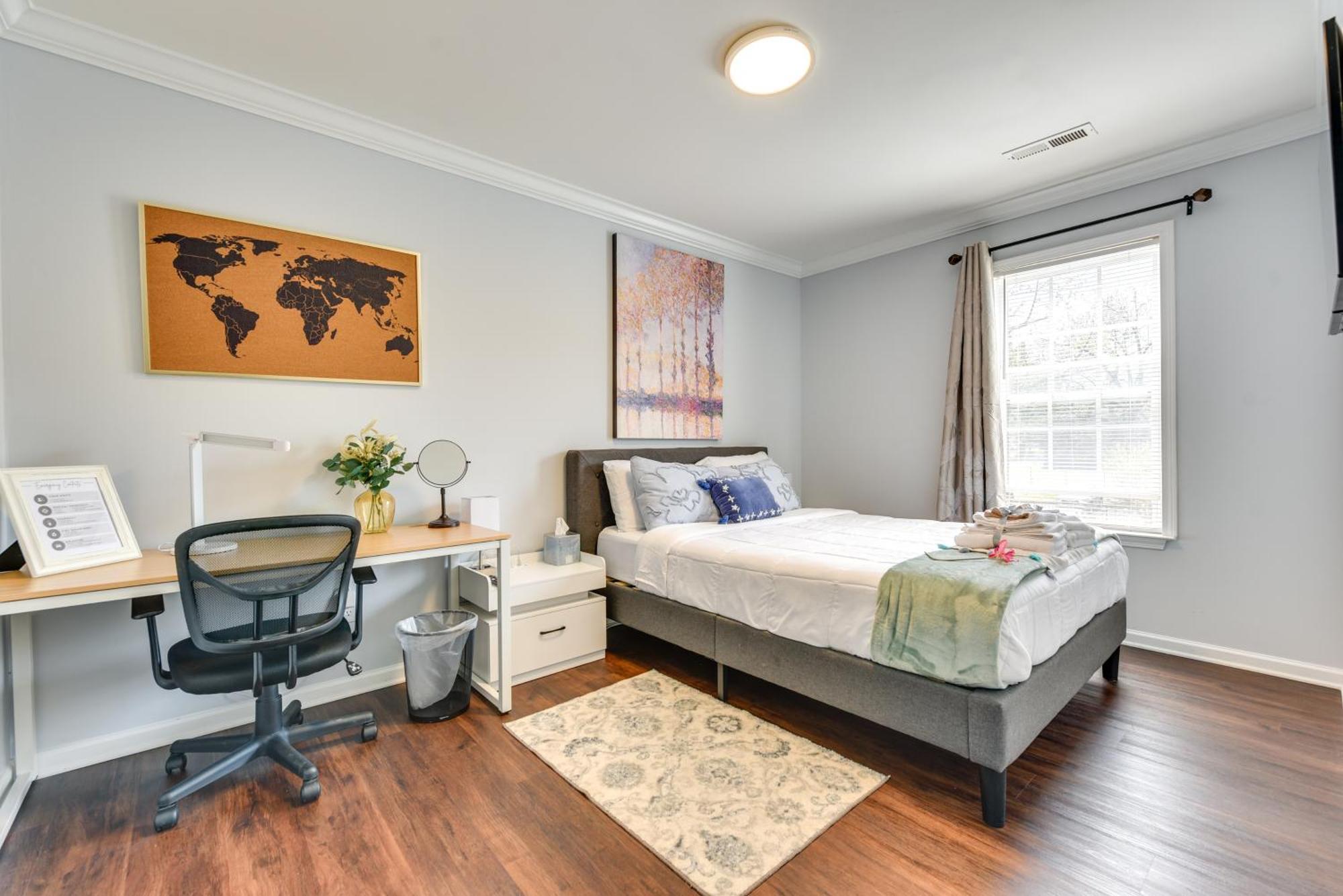Holiday home Downtown Gem With Fenced Yard, Bbq Grill And Firepit *