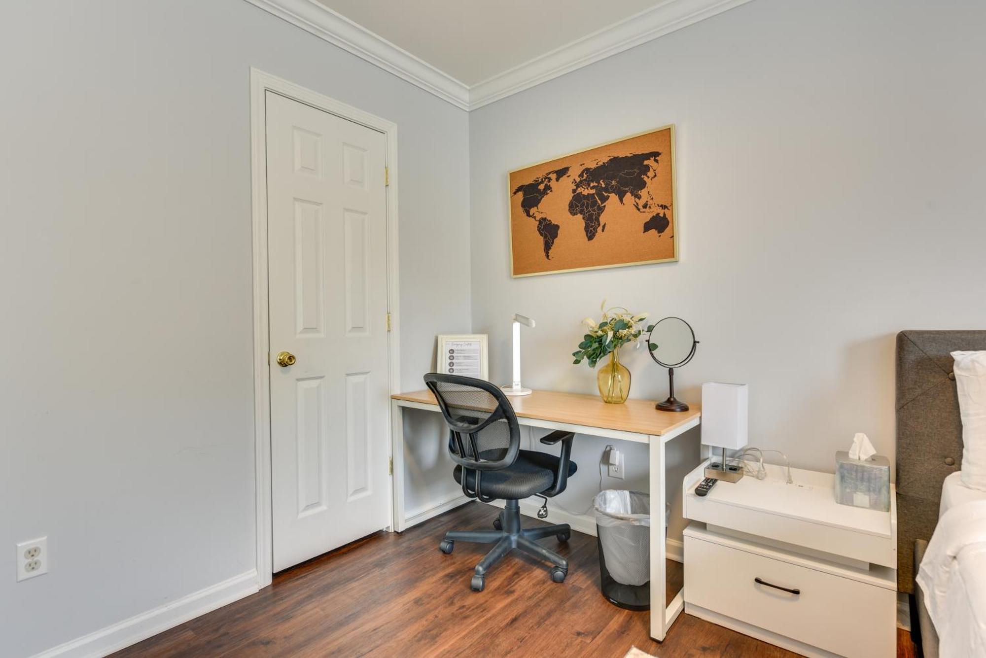 Holiday home Downtown Gem With Fenced Yard, Bbq Grill And Firepit Charlotte