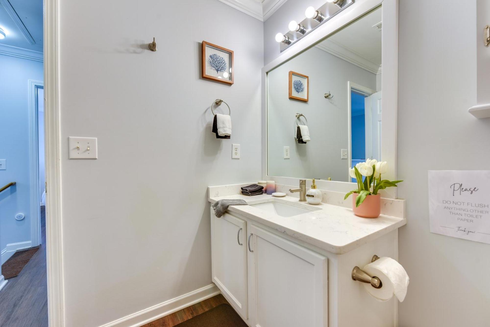 Holiday home Downtown Gem With Fenced Yard, Bbq Grill And Firepit *