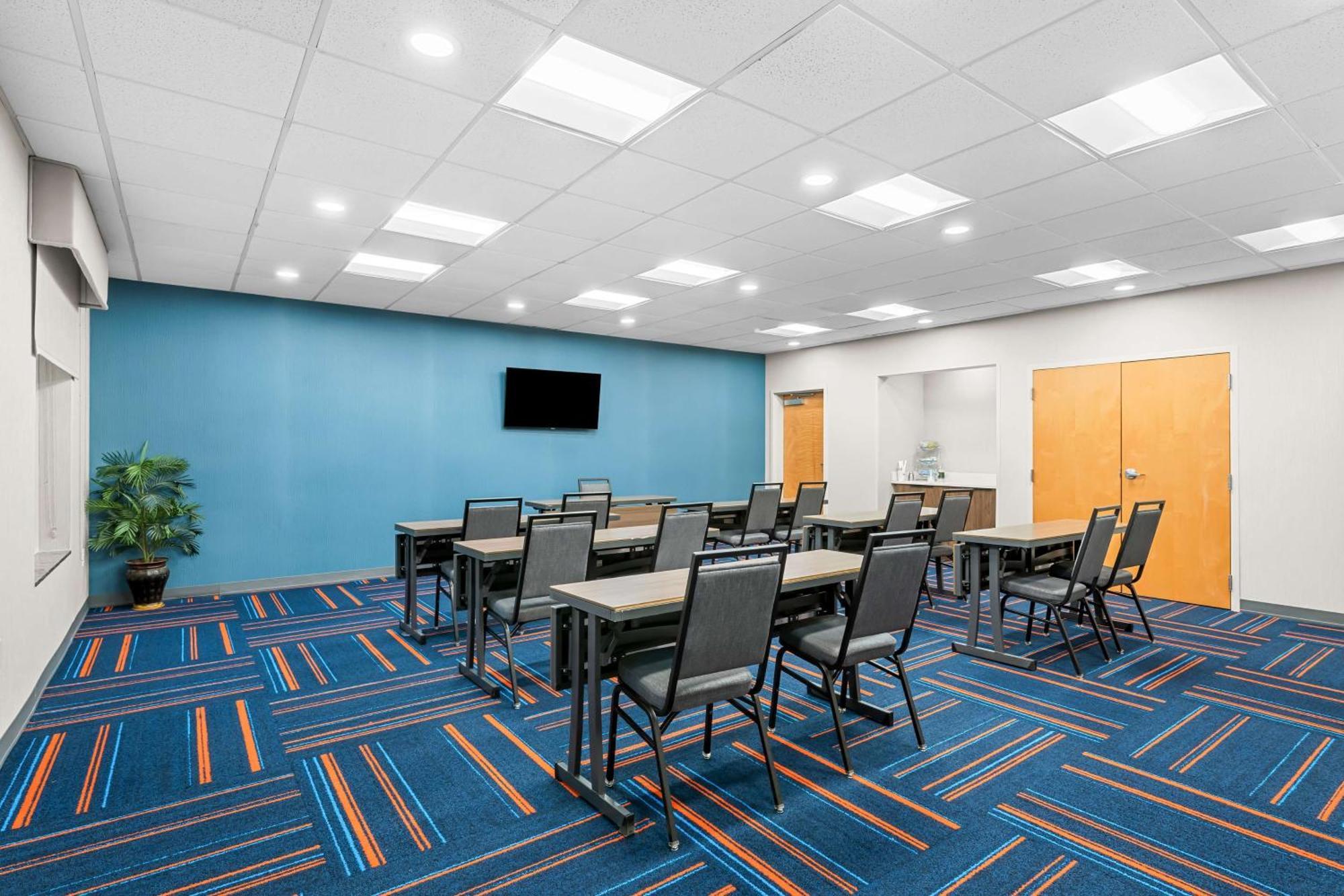 Hampton & Charlotte-airport Hotel 3*