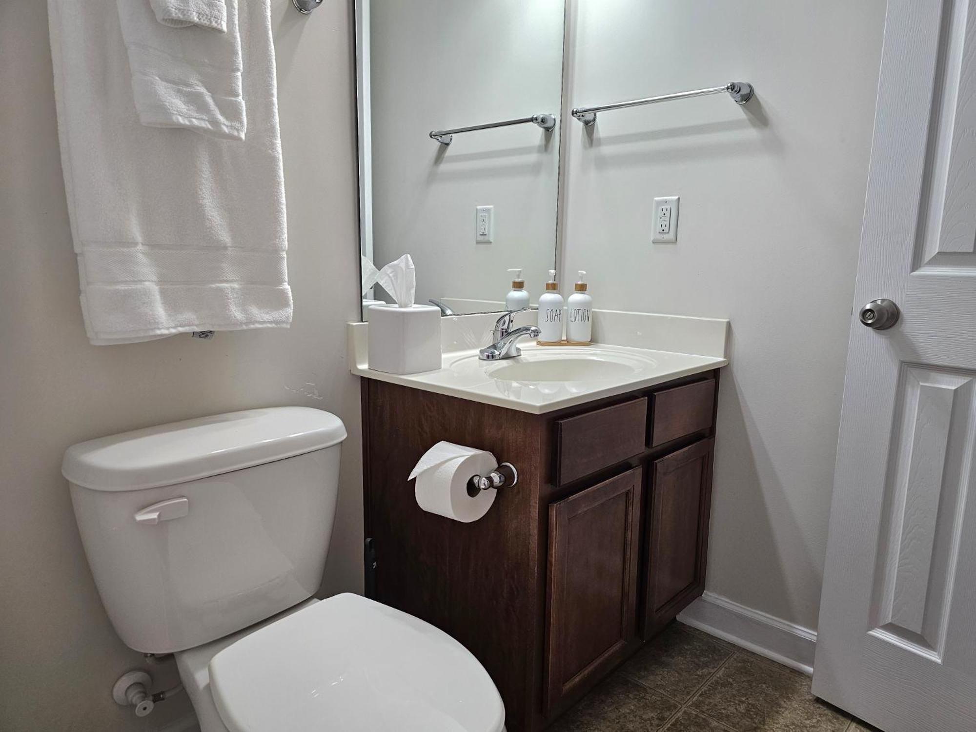 Charlorre Townhome - 1br Pet Friendly Apartment