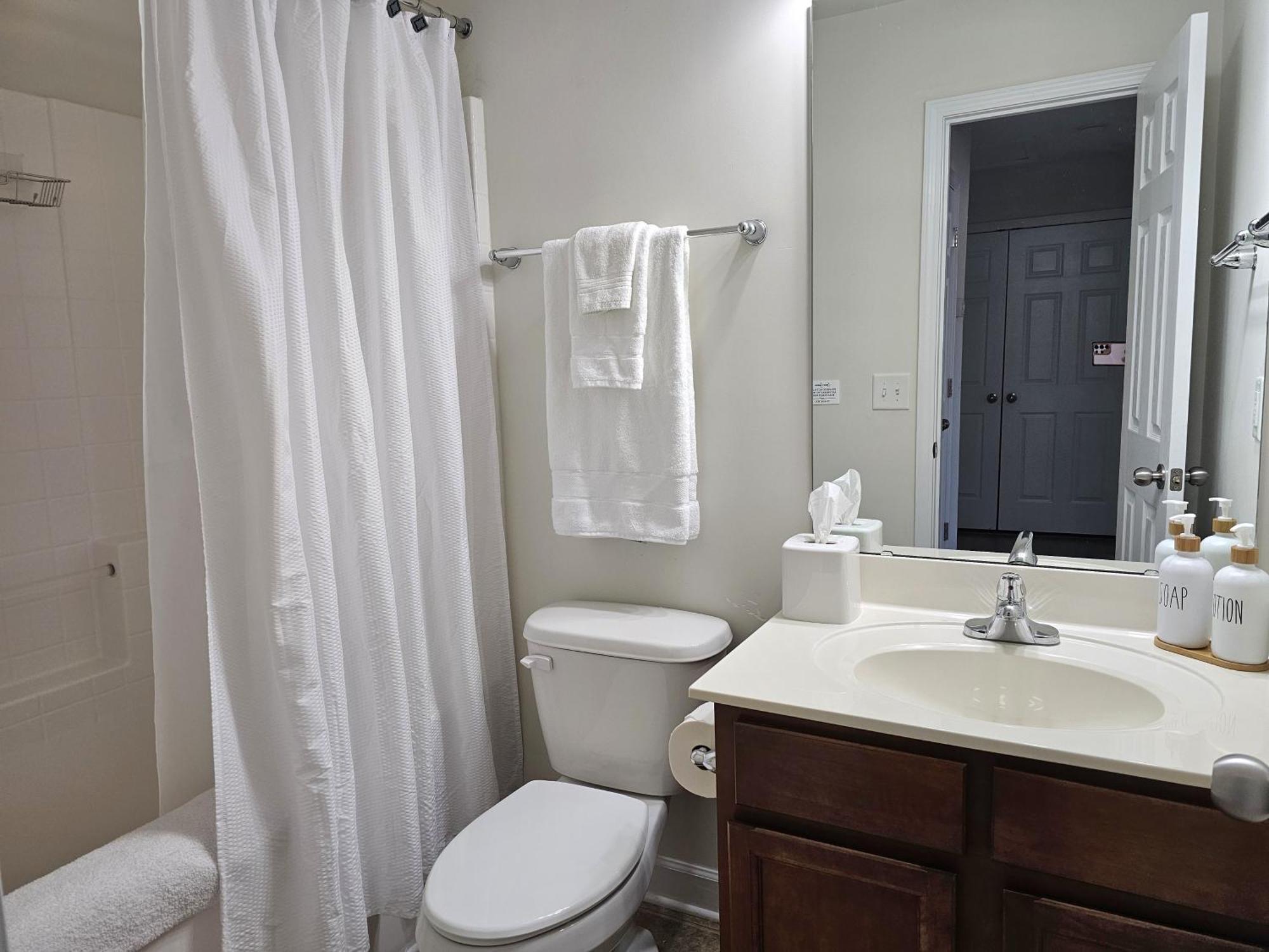 Charlorre Townhome - 1br Pet Friendly * Charlotte