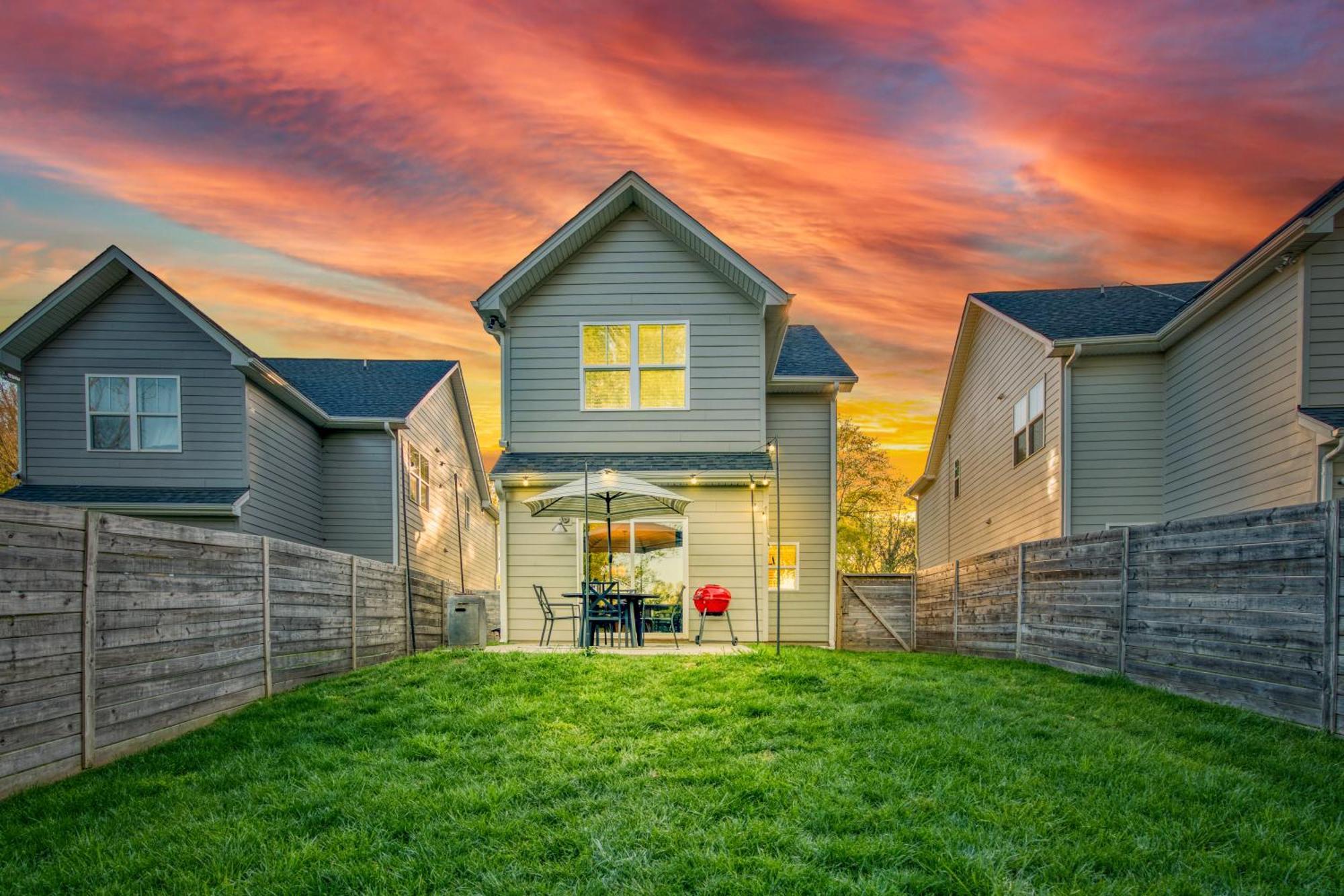 Holiday home 3 Lux King Beds O Game Rm O Fenced Backyard Escape Charlotte