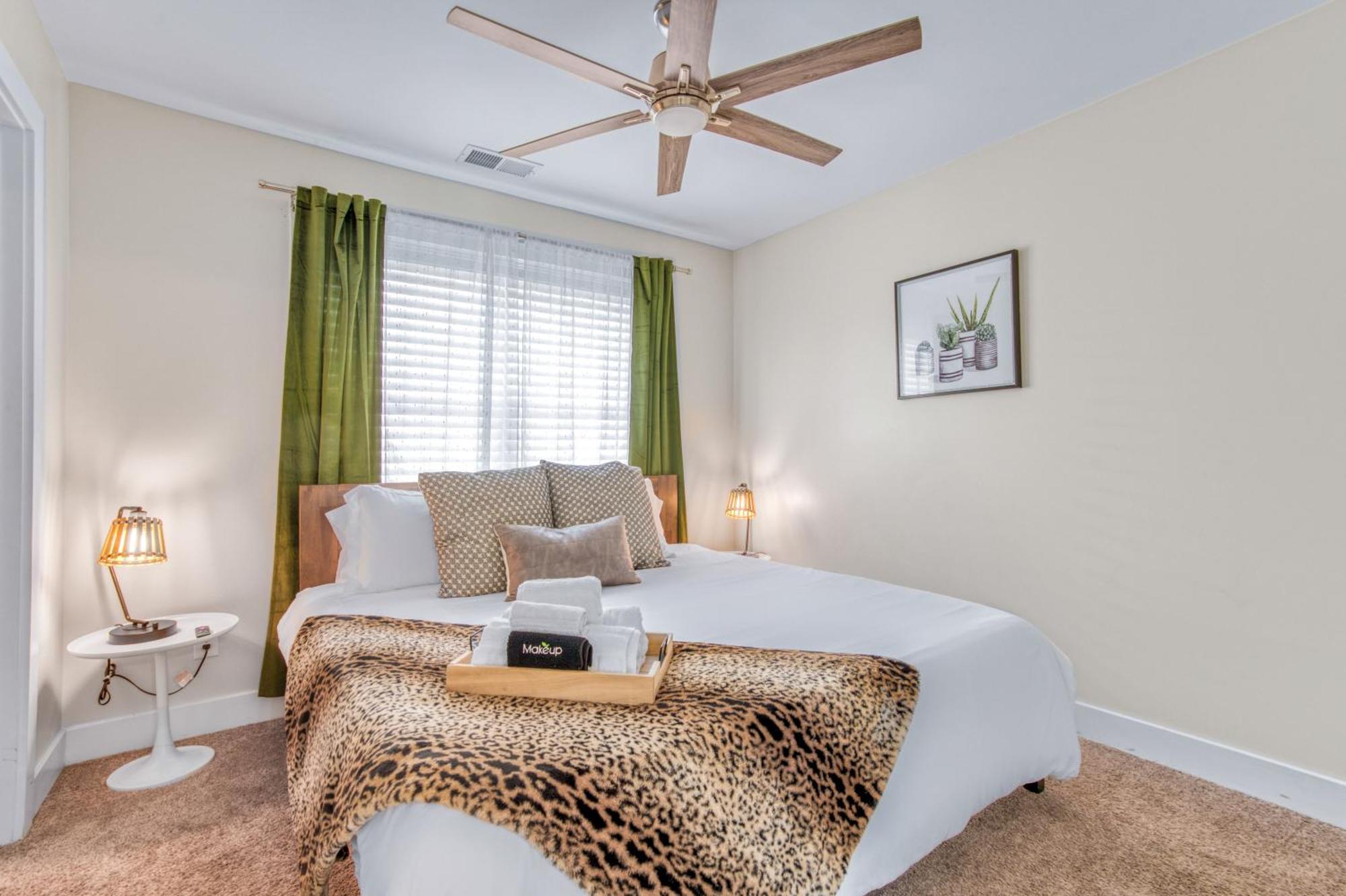 3 Lux King Beds O Game Rm O Fenced Backyard Escape Charlotte