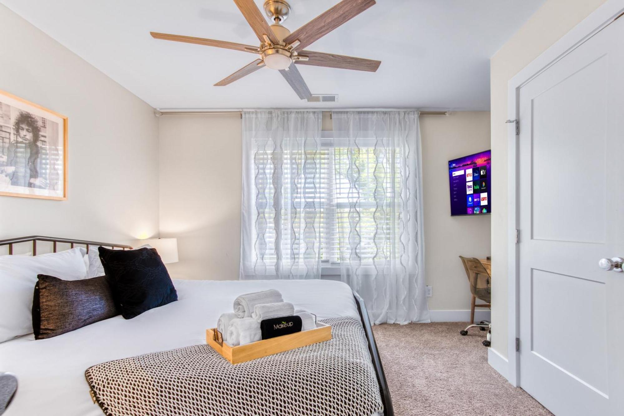 Holiday home 3 Lux King Beds O Game Rm O Fenced Backyard Escape Charlotte