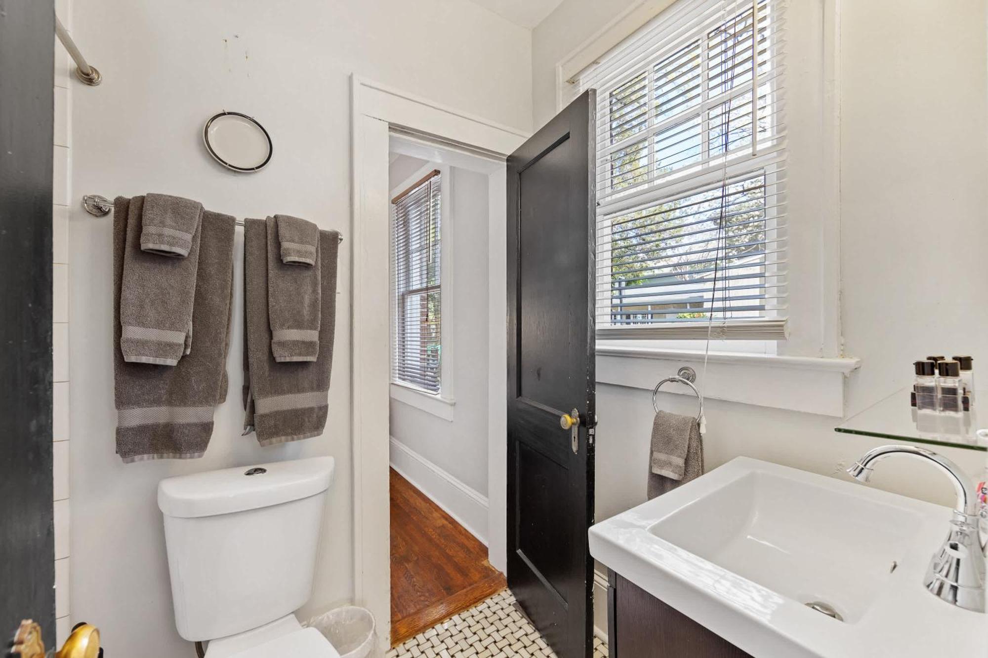 Luxurious Myers Park Living With Screened Porch Holiday home *