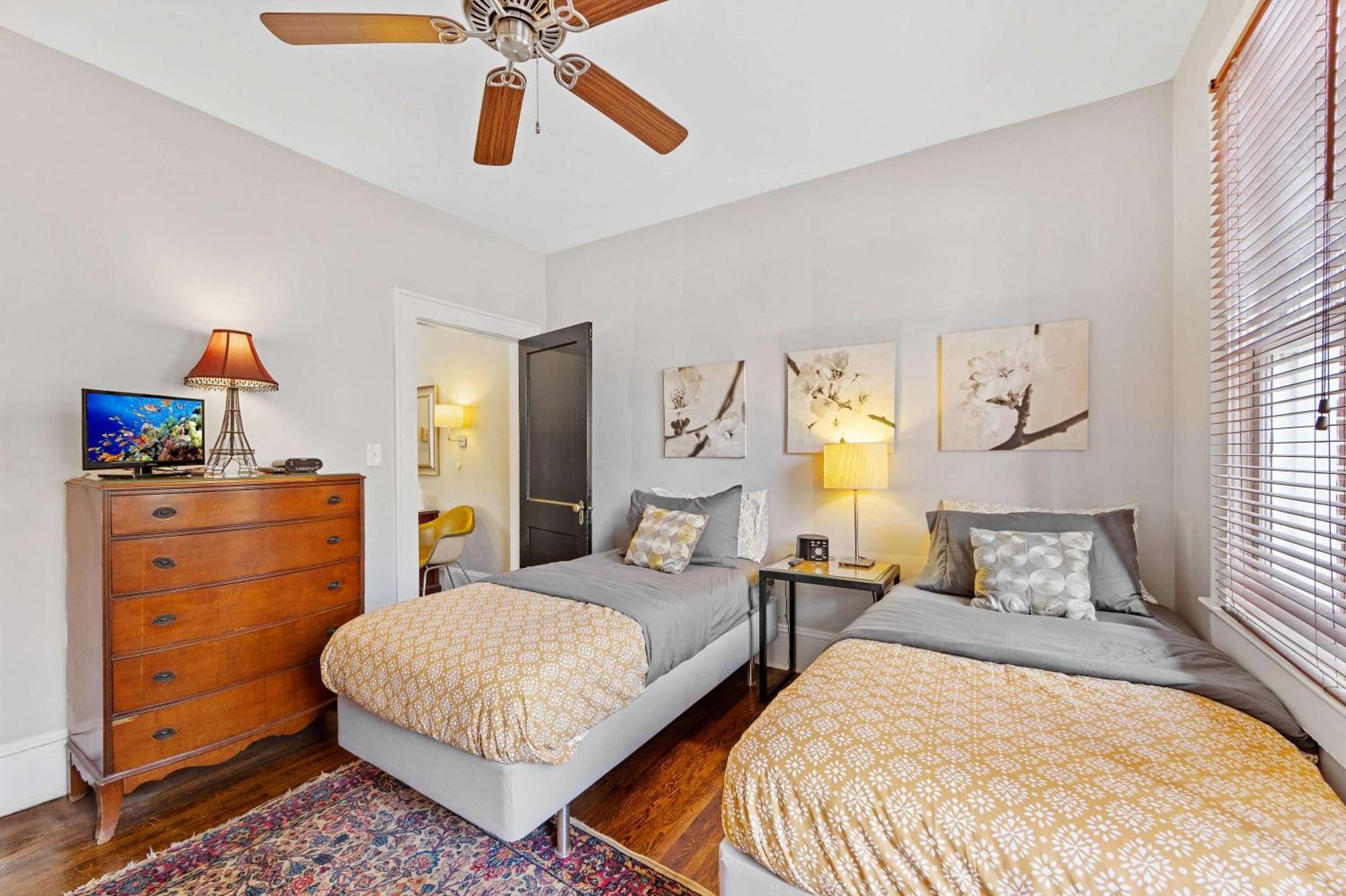 Holiday home Luxurious Myers Park Living With Screened Porch