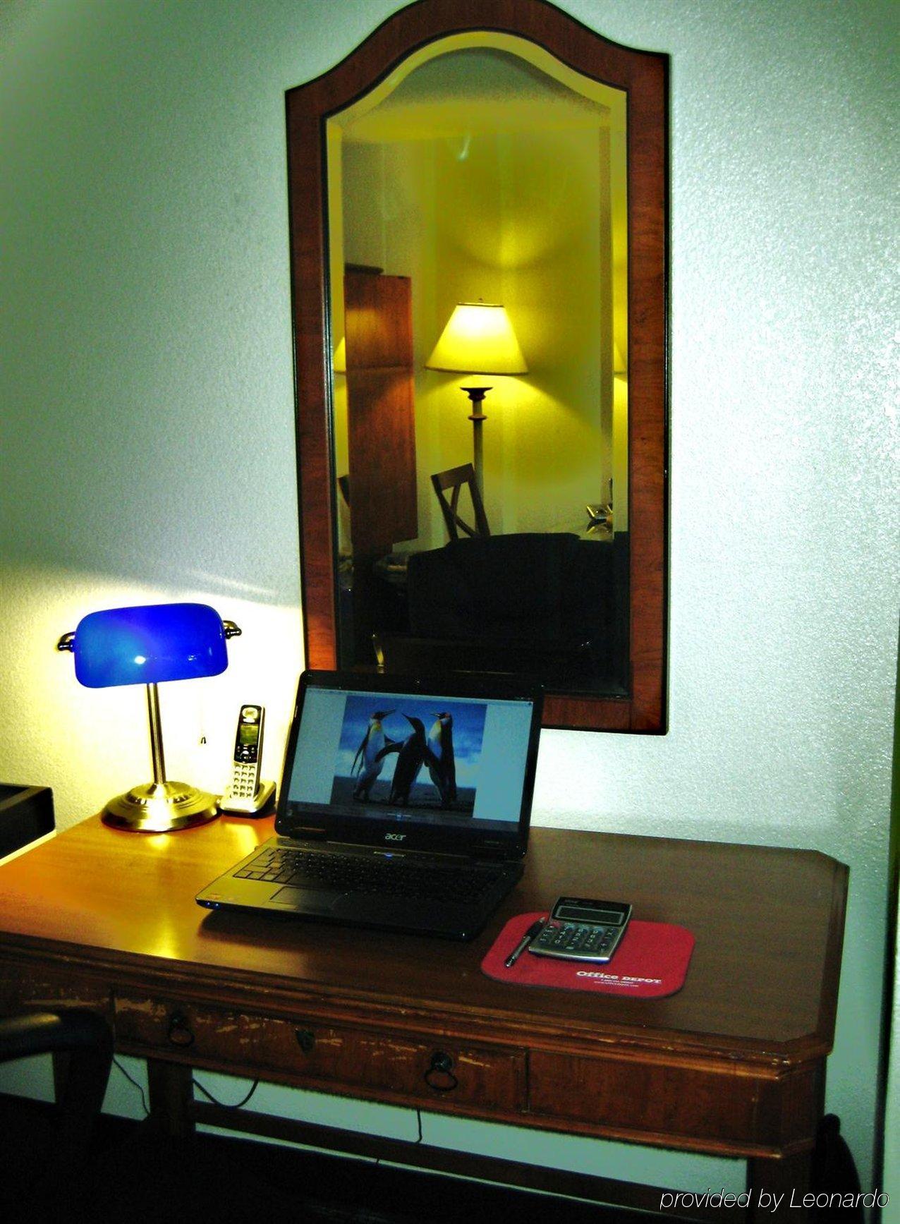 Hotel Econo Airport Near Billy Graham Parkway