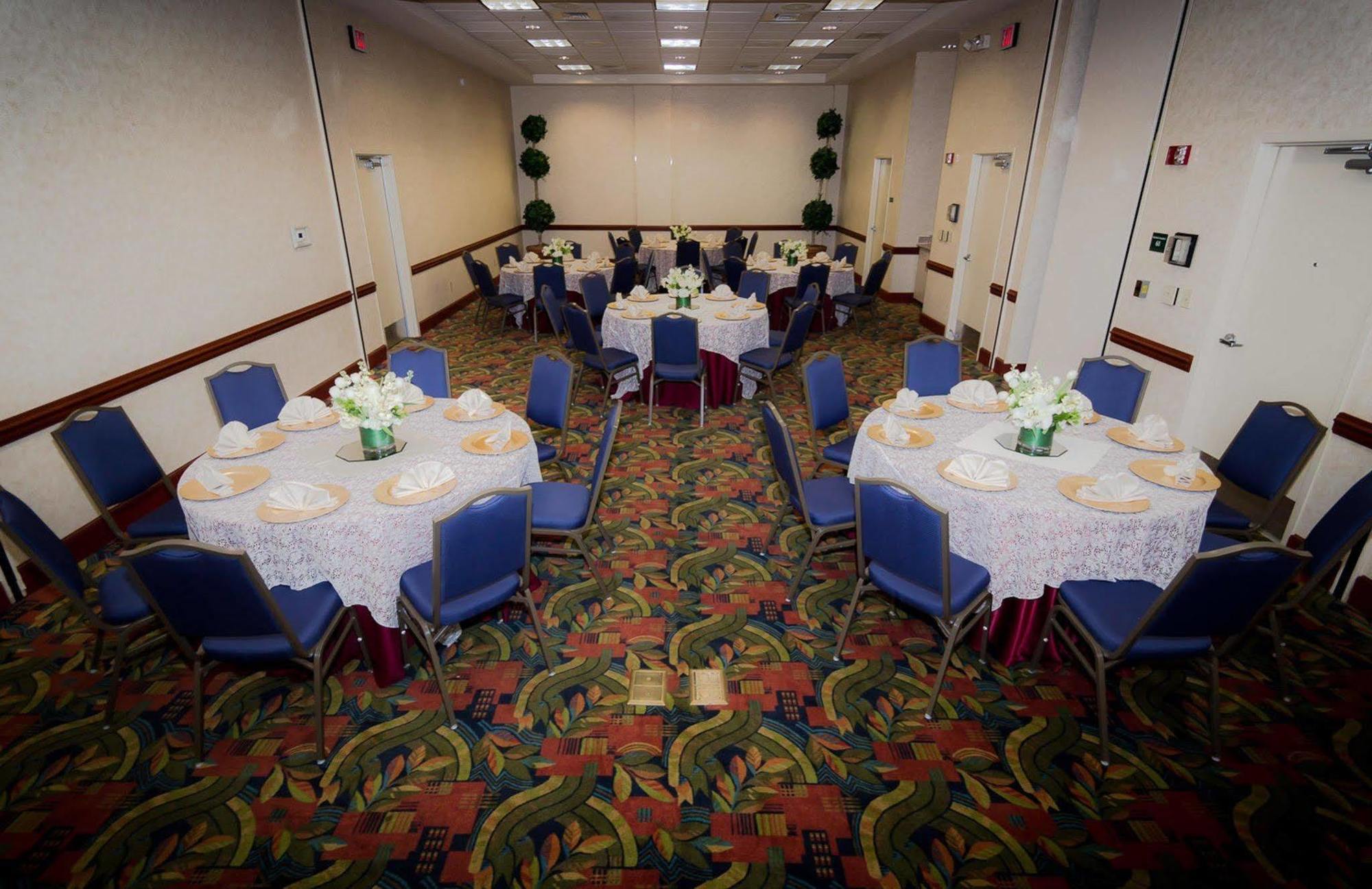 Hotel Hilton Garden Uptown 3*