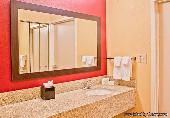 Courtyard Airport North 3*