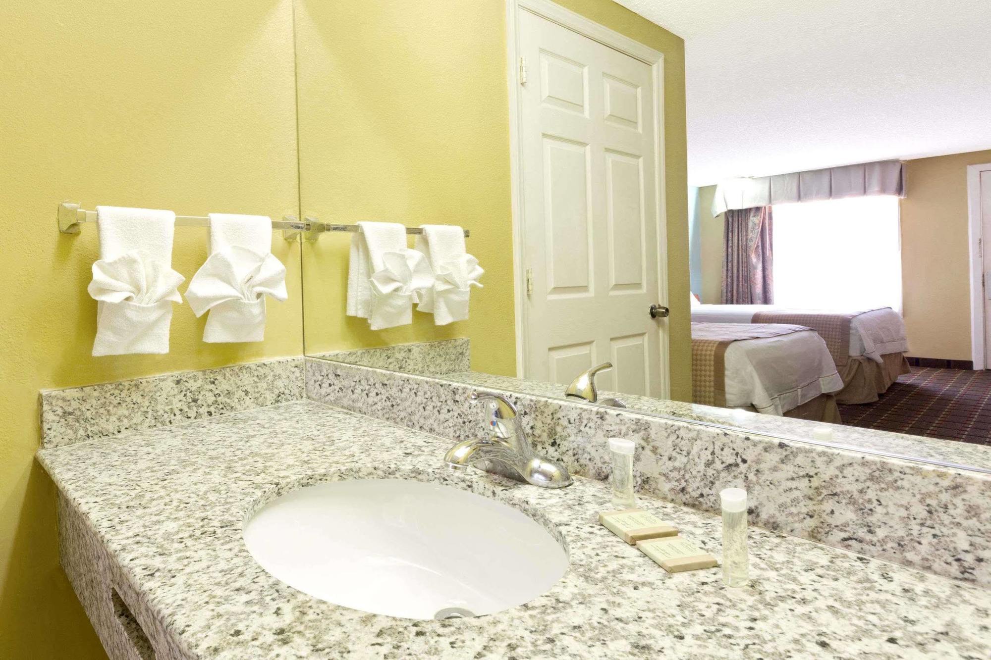 Rodeway Airport Area Inn 2*