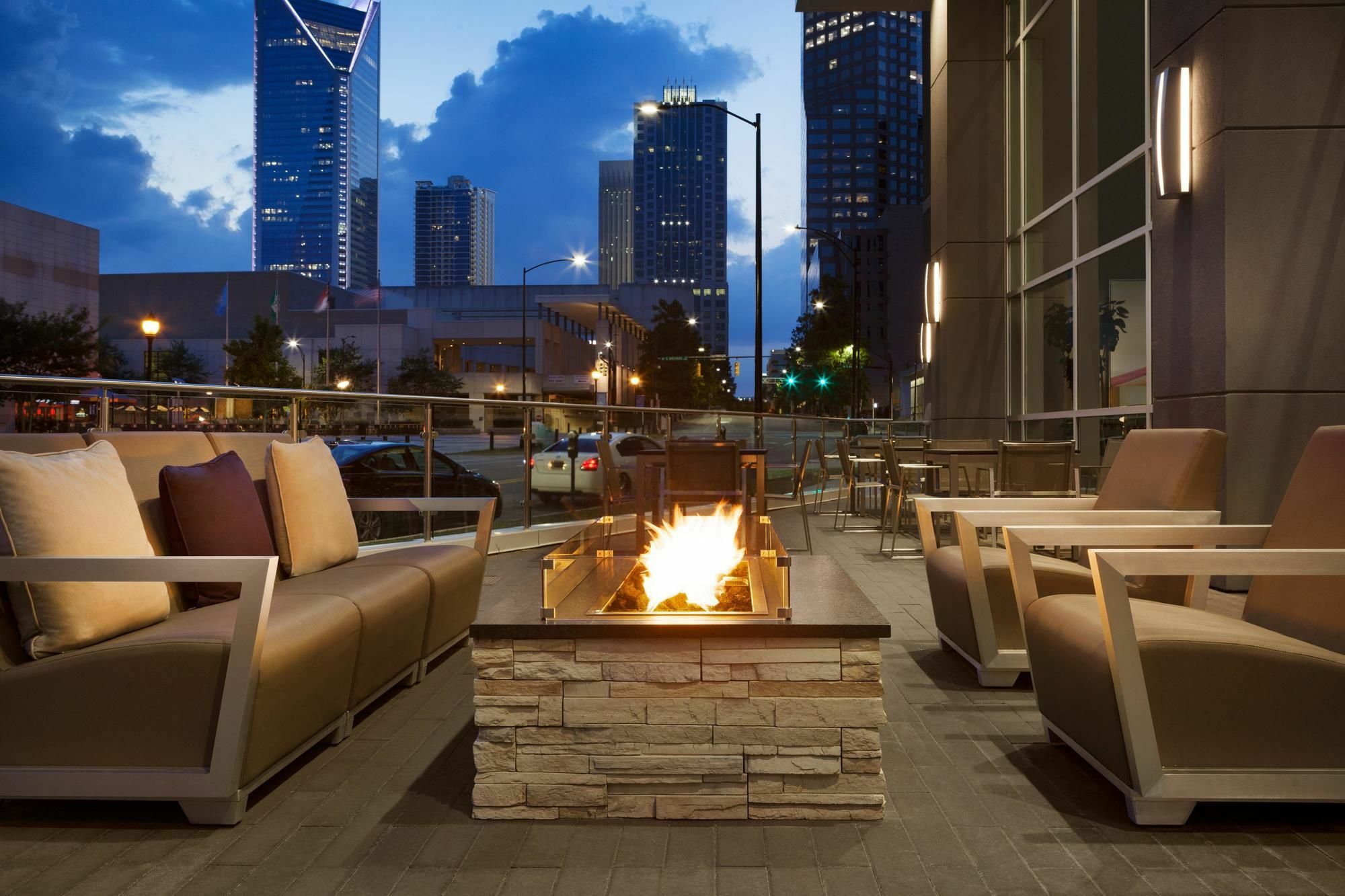 Hotel Embassy By Hilton Uptown