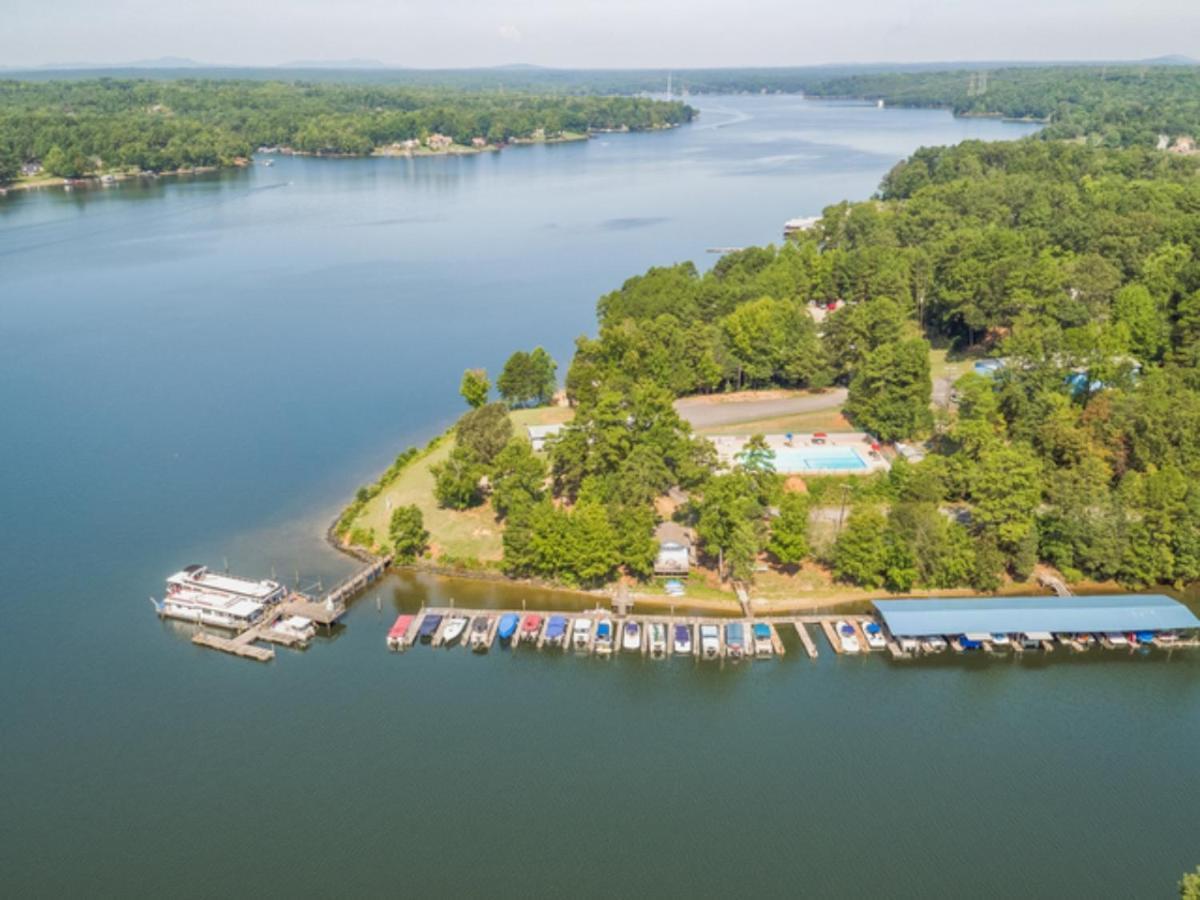 Waterfront Two Bedroom 17 On The #lake At Long Cove Holiday home
