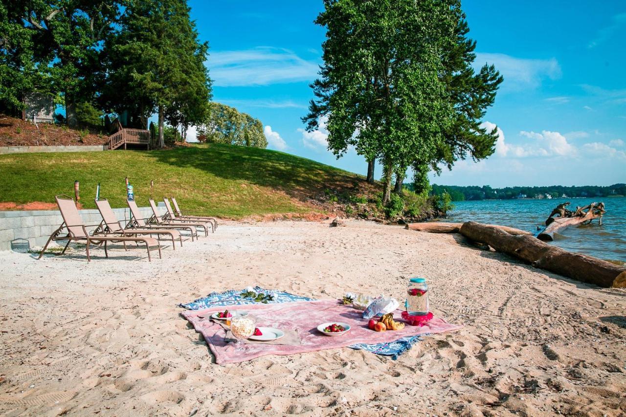Waterfront Two Bedroom 17 On The #lake At Long Cove Holiday home