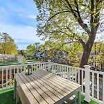 Vibrant And Cozy 2Br Near Uptown With Balcony