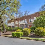 Vibrant And Cozy 2Br Near Uptown With Balcony