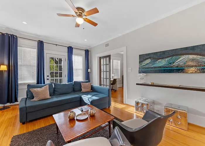 Vibrant And Cozy 2Br Near Uptown With Balcony