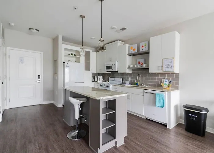 1Br - Pool & Full Kitchen - Near Uptown & Airport
