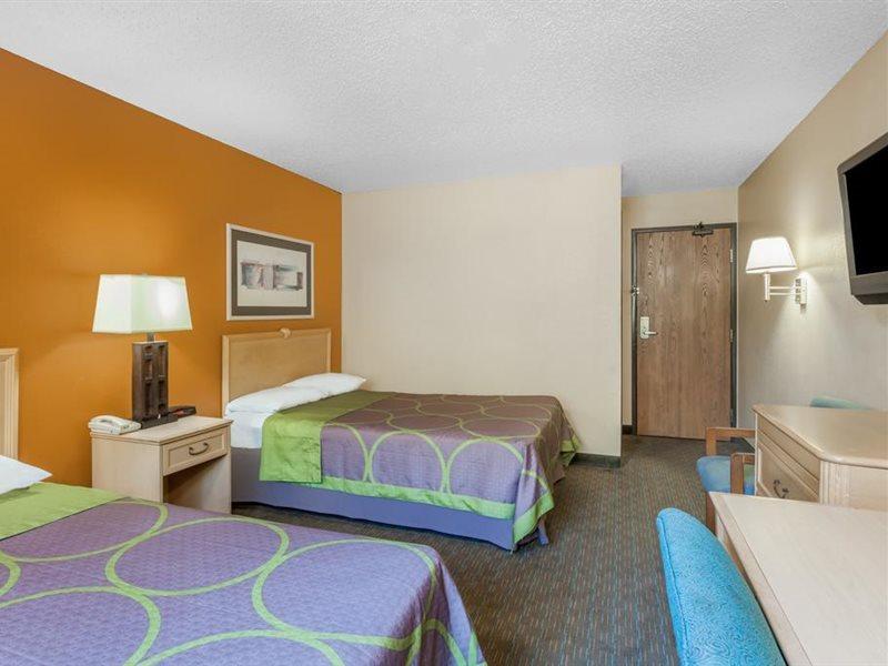 Hotel Super 8 By Wyndham Charlotte/amusement Park Area