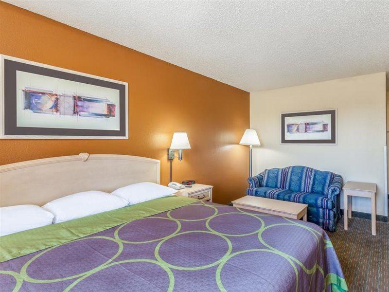 Hotel Super 8 By Wyndham Charlotte/amusement Park Area