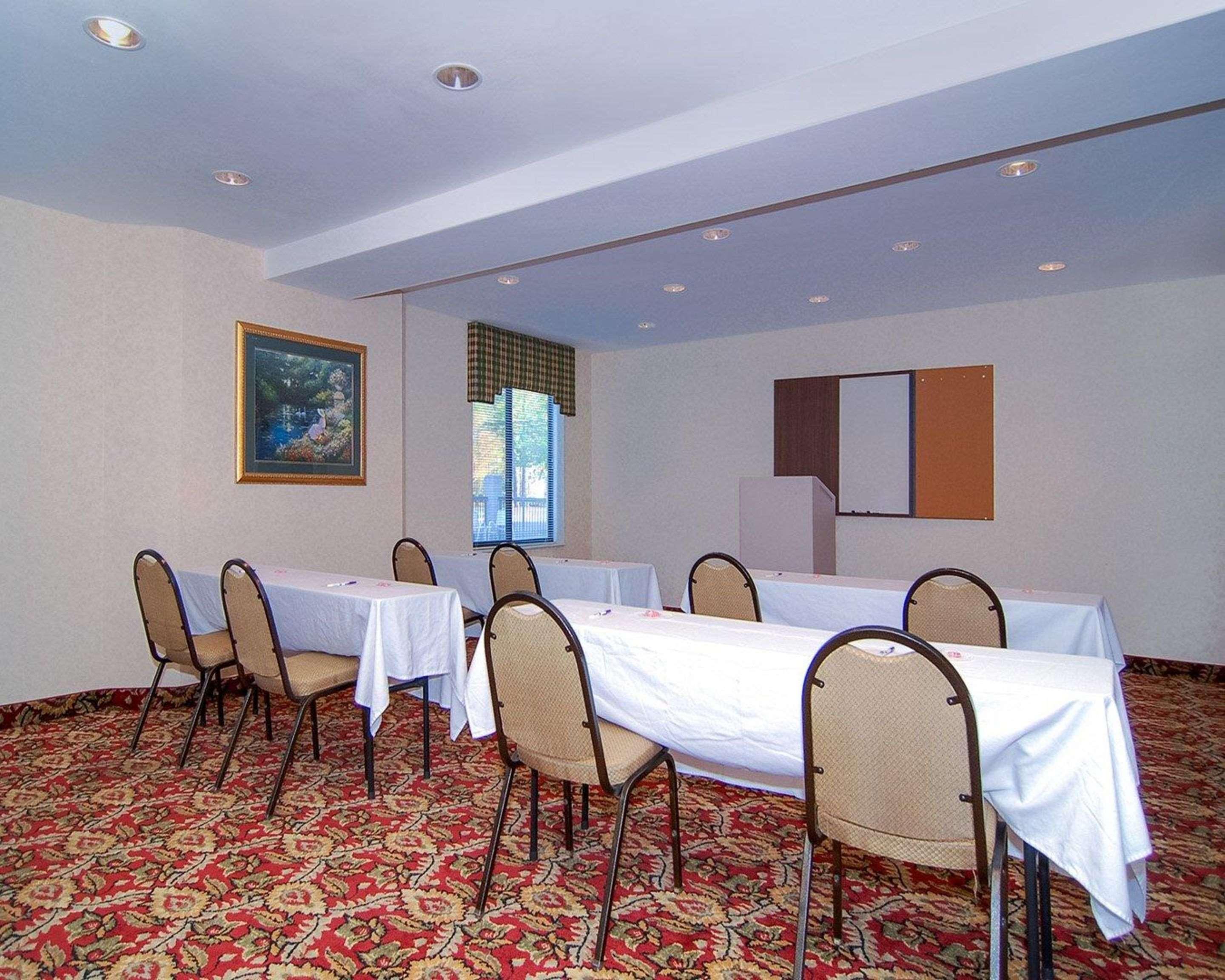Sleep Airport - Billy Graham Parkway Hotel 2*