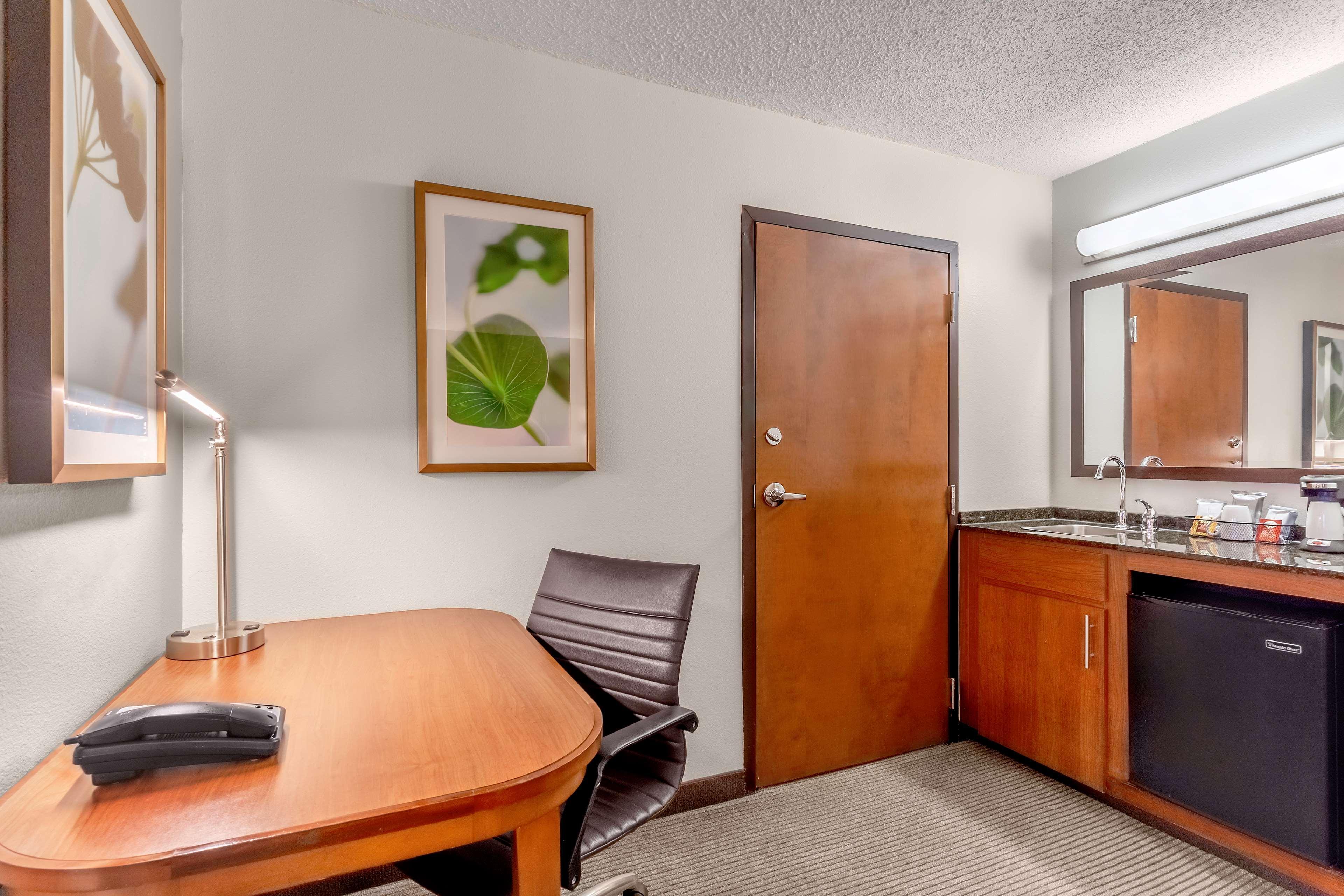 Hyatt Place Airport Billy Graham Parkway Hotel 3*
