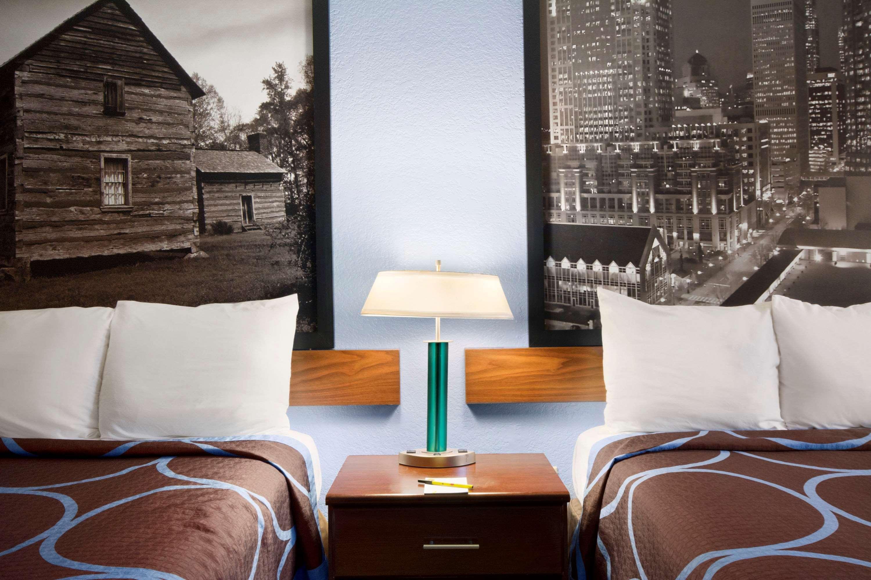 Super 8 By Wyndham Charlotte