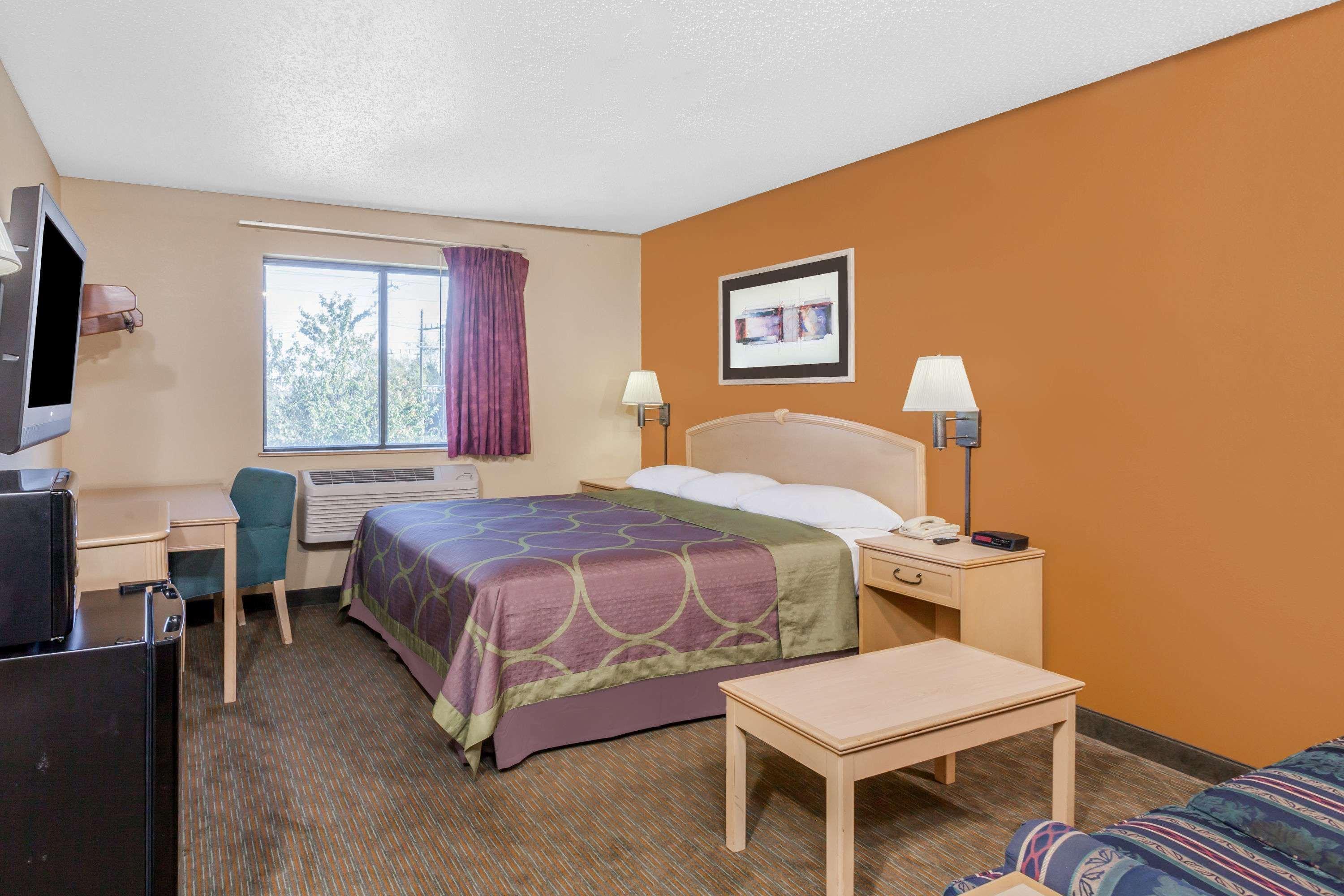 Super 8 By Wyndham Charlotte/amusement Park Area Hotel