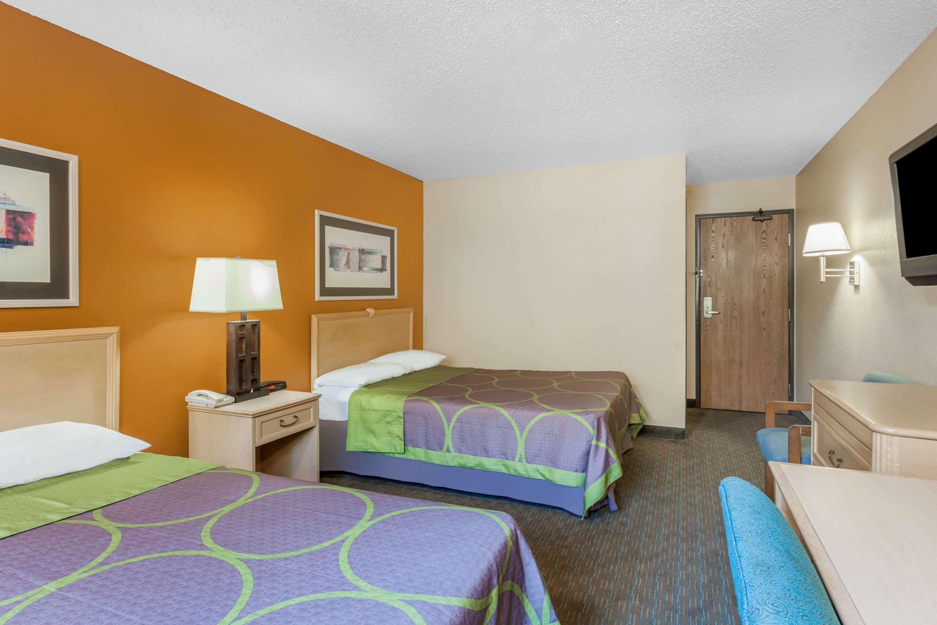 Hotel Super 8 By Wyndham Charlotte/amusement Park Area