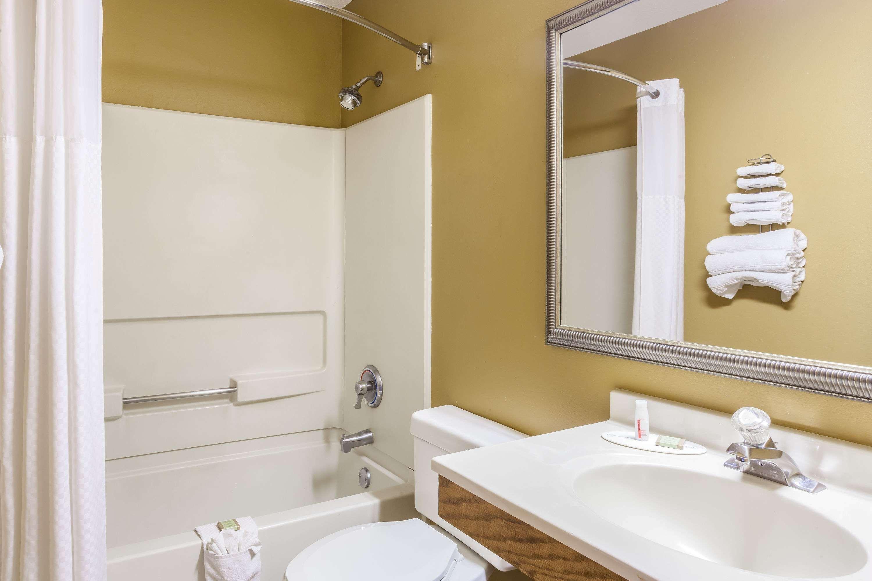 Super 8 By Wyndham Charlotte/amusement Park Area Hotel *