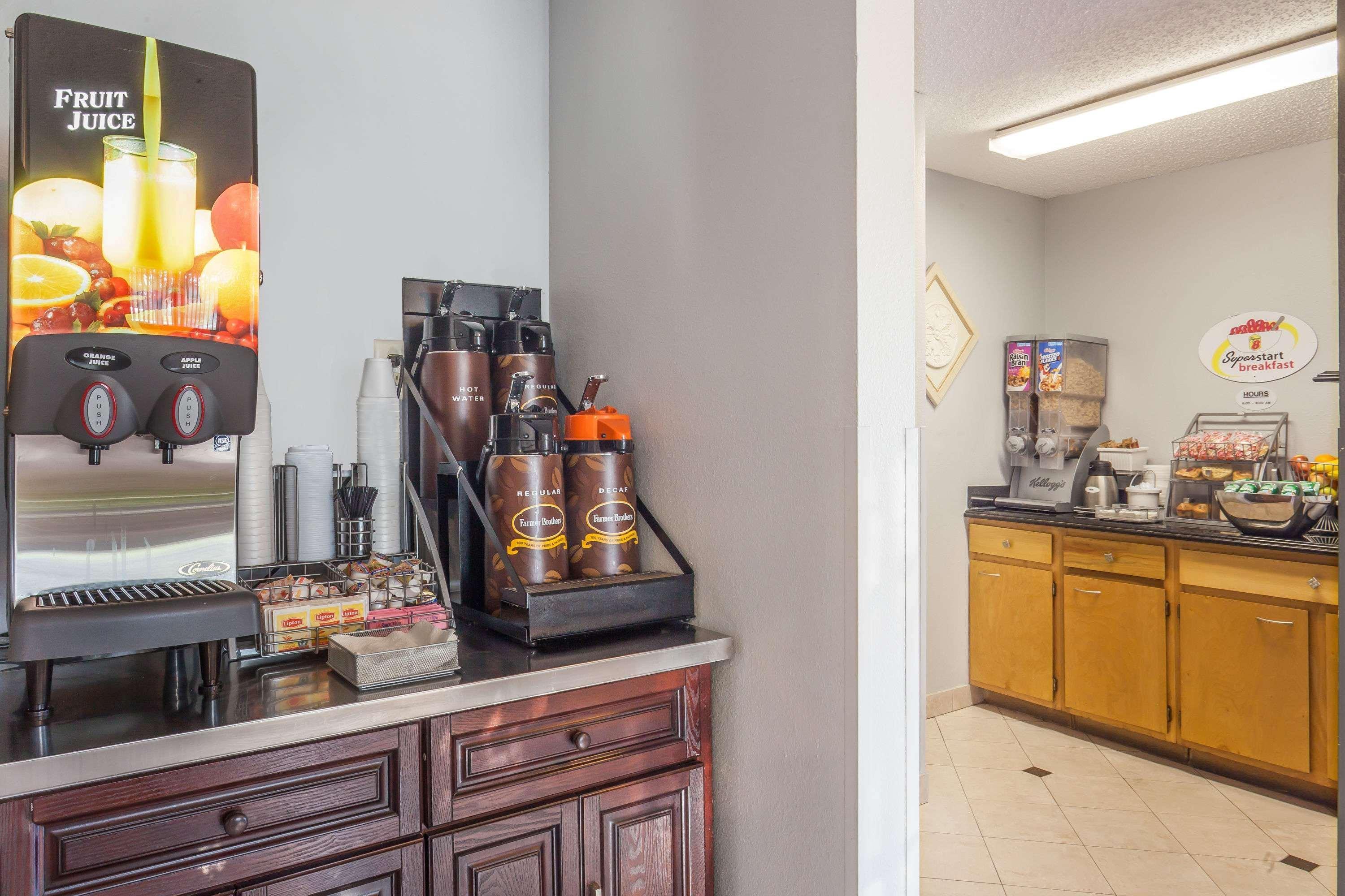 Super 8 By Wyndham Charlotte/amusement Park Area Hotel