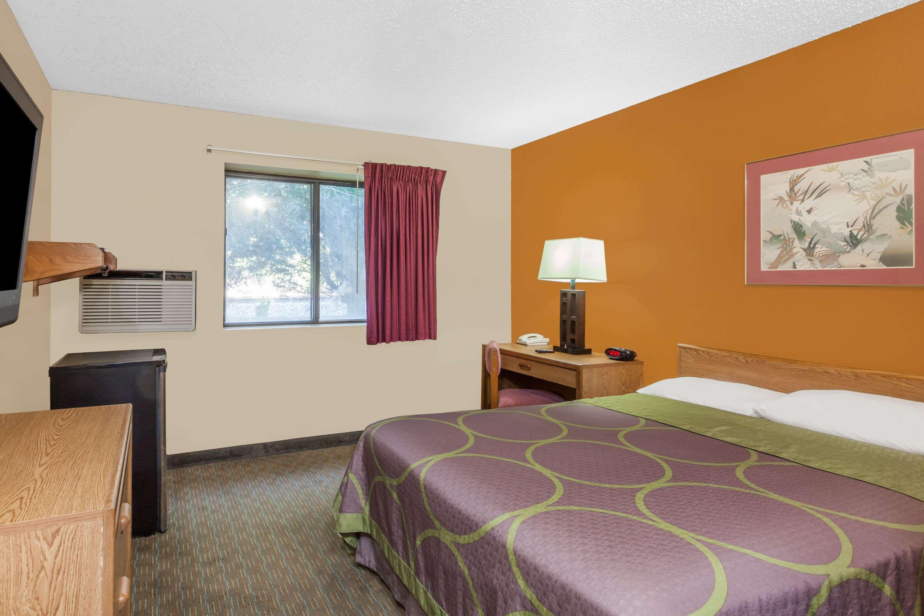 Super 8 By Wyndham Charlotte/amusement Park Area