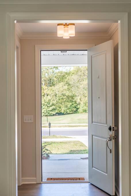 Holiday home New! Lux. 4br W/ Grill, Office & Huge Yard Charlotte
