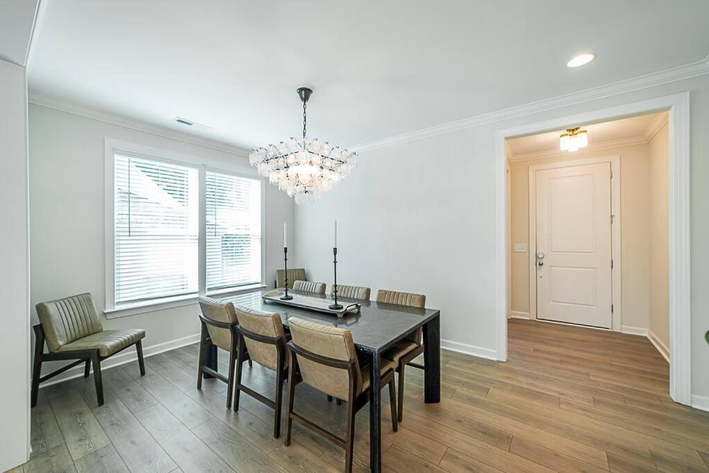 New! Lux. 4br W/ Grill, Office & Huge Yard Holiday home Charlotte