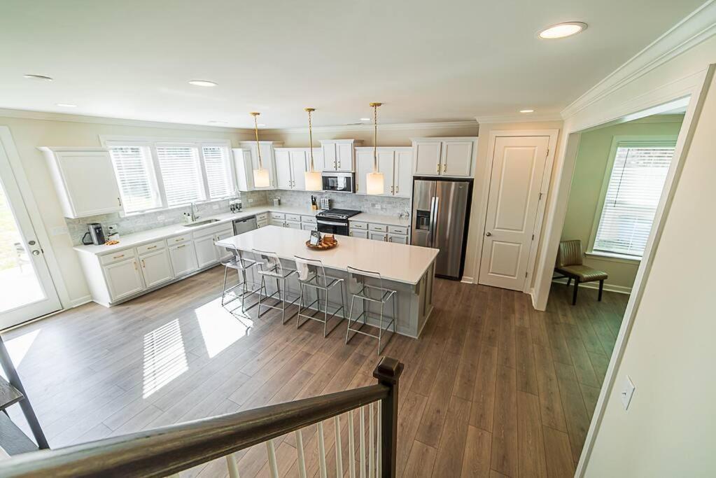 New! Lux. 4br W/ Grill, Office & Huge Yard Charlotte