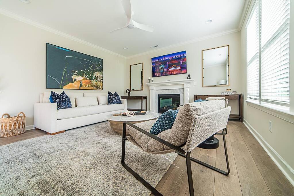 New! Lux. 4br W/ Grill, Office & Huge Yard Holiday home